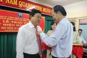 Trao Huy hiệu 30 năm tuổi Đảng cho đồng chí Nguyễn Thành Phúc