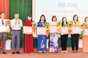 Bà Nguyễn Thu Thủy (áo xanh) - PGĐ phòng Đối Ngoại Vedan vinh dự nhận bằng khen của UBND tỉnh Đồng Nai