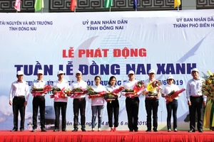 Ông Tsai Ping Hsuan (thứ 4 phải qua) đại diện Vedan tham dự Lễ phát động Tuần lễ Đồng Nai xanh
