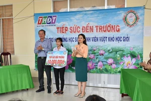Cty TNHH MTV XSKT Đồng Tháp trao học bổng “Tiếp sức đến trường” giúp HS Hồng Ngự vượt khó học tập