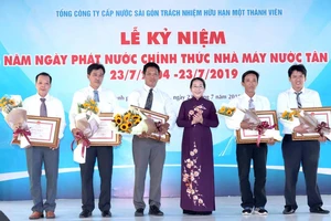 Phó Bí thư Thành ủy TPHCM Võ Thị Dung trao Bằng khen của Chủ tịch UBND TPHCM cho các cá nhân xuất sắc