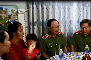 Thượng tướng Nguyễn Văn Thành (thứ hai từ phải sang) ân cần thăm hỏi, động viên vợ và các con của liệt sĩ Phạm Phi Long