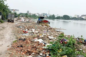 Sông Vàm Thuật (đoạn qua phường 5, quận Gò Vấp, TPHCM) bị rác thải xâm lấn dòng chảy. Ảnh: BÙI ANH TUẤN