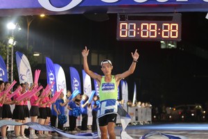 Runner Hoang Nguyen Thanh finishes first in the men's 21-kilometer category in the “Run to Live 2024” running race. (Photo: SGGP)