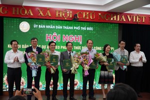 Leaders of Thu Duc City offer six decisions approving investment to investors. (Photo: SGGP)