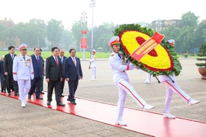 Leaders and former leaders of the Party, State, Government, National Assembly, and Vietnam Fatherland Front pay tribute to President Ho Chi Minh at his mausoleum (Photo: VNA)