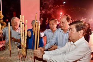 Leaders and former leaders of HCMC offer incense to commemorate war heroes and martyrs in HCMC on April 26. (Photo: SGGP)