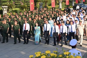 HCMC Party Committee Secretary Nguyen Van Nen (C) leads a delegation of leaders of the City to visit Ho Chi Minh City Martyrs' Cemetery on April 27. (Photo: SGGP)