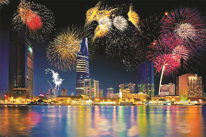 HCMC to display fireworks at five locations to celebrate Reunification Day