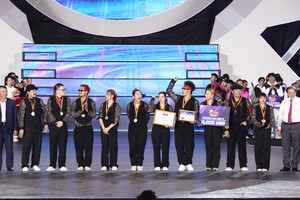 Deputy Minister of Culture, Sports and Tourism Ta Quang Dong (R) and Vice Chairman of the People's Committee of Lam Dong Province Pham S offer the first prize to the Planet Lock dance crew. (Photo: SGGP)