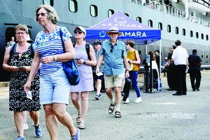 On April 30, the Azamara Journey cruise ship carrying 654 passengers of US, German, UK, and Canadian nationalities docked at Nha Rong (Dragon House) – Khanh Hoi Wharf in HCMC. (Photo: SGGP)