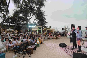 An evening music performance on the beach in Phan Thiet City attracts amny visitors. (Photo: SGGP)
