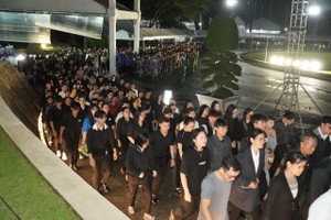 Long lines of people waiting to pay their respects to General Secretary Nguyen Phu Trong in the Reunification Palace in HCMC (Photo: SGGP)