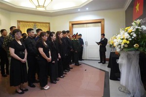 Respect-paying ceremony is held at the Vietnamese Embassy in Indonesia. (Photo: VNA)