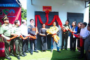 Minister of Public Security Senior Lieutenant General Luong Tam Quang hands over a charity house to Mr.Y Du in Ea Tieu Village of Ea Tieu Commune in Cu Kuin District. (Photo: congan.com.vn)