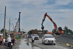 At the construction site of the National Highway 50 expansion project in Binh Chanh District, HCMC (Photo: SGGP)