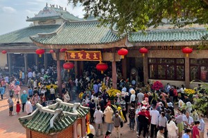 Visitors visit Ba Chua Xu Temple in Chau Doc City, An Giang Province. (Photo: SGGP)