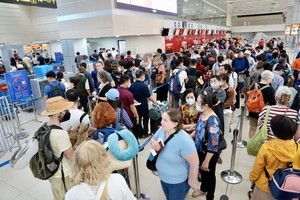 Queues of people in line waiting at check-in counters in Noi Bai airport, Hanoi (Photo: SGGP)