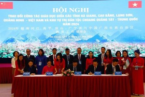 The MoUs on fostering education cooperation between Vietnamese and Chinese border localities were signed at the conference. (Photo: VNA)