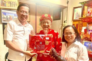 Chairman of the HCMC People’s Committee Phan Van Mai (L) visits researcher Nguyen Dinh Tu on the occasion of his 104th birthday. (Photo: SGGP)