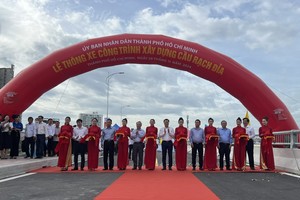 At the ribbon-cutting ceremony of the Rach Dia Bridge (Photo: SGGP)