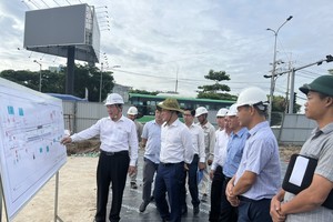 Vice Chairman of the HCMC People’s Committee Bui Xuan Cuong (2nd, L) conducts a field inspection of the Nguyen Van Linh-Nguyen Huu Tho intersection tunnel. (Photo: SGGP)