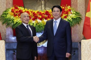 State President Luong Cuong (R) and visiting Cambodian King Preah Bat Samdech Preah Boromneath Norodom Sihamoni in Hanoi on November 28. (Photo: SGGP)