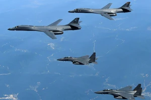 Máy bay ném bom Mỹ trên bầu trời bán đảo Triều Tiên