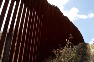 Mẫu tường trên biên giới Mỹ-Mexico (Nguồn: EPA)