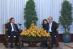 Bí thư Thành ủy TPHCM Nguyễn Thiện Nhân tiếp Chủ tịch Trung ương Mặt trận Lào Xây dựng đất nước