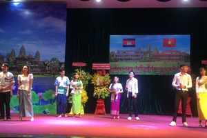 Múa hát chào mừng kỷ niệm 66 Ngày Độc lập Vương quốc Campuchia