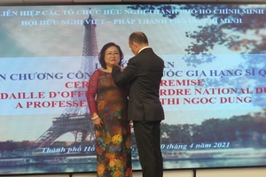 Trao huân chương Sĩ quan Công trạng quốc gia Pháp tặng Chủ tịch Hội hữu nghị Việt - Pháp TPHCM