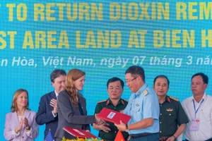 Tổng giám đốc USAID toàn cầu Samantha Power và Thiếu tướng Bùi Anh Chung, Phó Tư lệnh Quân chủng Phòng không - Không quân, ký biên bản bàn giao gần 3 ha đất đã qua xử lý dioxin