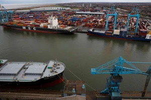Hàng hóa nhập khẩu tại cảng Liverpool, Anh. Ảnh: Reuters