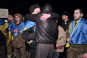 Nga và Ukraine trao đổi số tù binh lớn nhất