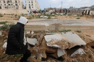 Israel khai quật nghĩa trang ở Gaza tìm xác con tin