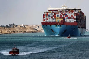 Doanh thu của kênh đào Suez giảm gần một nửa 