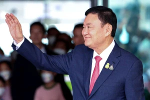Cựu Thủ tướng Thái Lan vẫy tay chào người ủng hộ tại sân bay Don Mueang khi trở về nước tháng 8-2023. Ảnh: Reuters