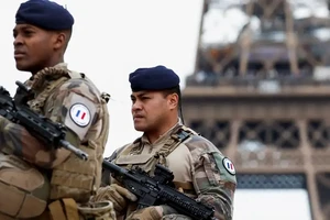 Lực lượng an ninh Pháp tăng cường cảnh giác sau vụ tấn công khủng bố ở Moscow, Nga. Ảnh: Reuters