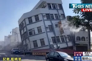 Nhà nghiêng do động đất tại Hoa Liên. Ảnh chụp từ truyền hình TVBS Đài Loan