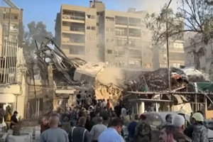 Đại sứ quán Iran ở Syria bị tấn công. Ảnh: Truyền hình Al Jazeera