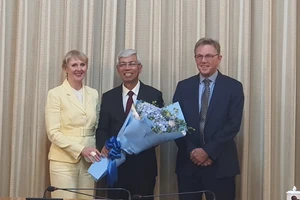 Phó Chủ tịch UBND TPHCM Võ Văn Hoan và Giáo sư John Thwaites, cùng đại diện doanh nghiệp Australia. Ảnh: THUỴ VŨ