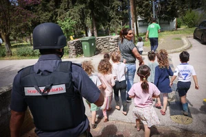 Trẻ em và lính cứu hỏa Israel tham gia diễn tập mô phỏng vụ hỏa hoạn ở một trường mẫu giáo sau vụ tên lửa rơi ở Amuka, Bắc Israel hôm 2-4. Ảnh: Times of Israel