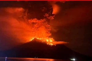 Hàng trăm người sơ tán do núi lửa phun trào ở Indonesia