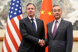 Bộ trưởng Ngoại giao Trung Quốc Vương Nghị tiếp Ngoại trưởng Mỹ Antony Blinken tại Bắc Kinh ngày 26-4. Ảnh: REUTERS