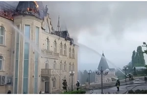 Lính cứu hỏa dập đám cháy sau khi một cơ sở ở Odesa, Ukraine bị tấn công bằng tên lửa. Ảnh: Al Jazeera