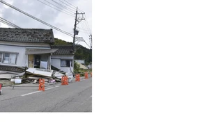Một ngôi nhà đổ tại tỉnh Ishikawa do trận động đất ngày 3-6. Ảnh: KYODO