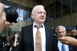 Người sáng lập WikiLeaks được trả tự do, về Australia