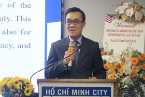 Ông Phạm Xuân Hoàng Ân, Phó Chủ tịch Hội Hữu nghị Việt Nam - Hoa Kỳ TPHCM, phát biểu tại buổi họp mặt. Ảnh: THỤY VŨ