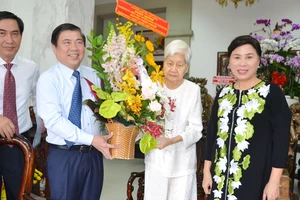Lãnh đạo TPHCM thăm, chúc mừng Ngày Thầy thuốc Việt Nam 27-2